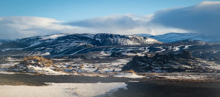 Photo de montagnes sous la neige en Islande