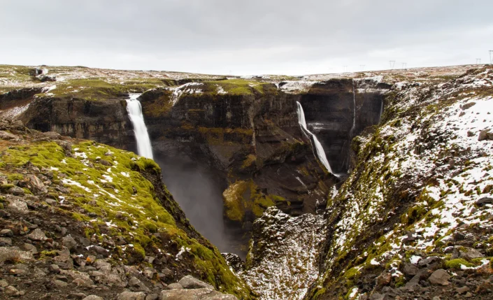 Photo de cascades dans la neige en Islande
