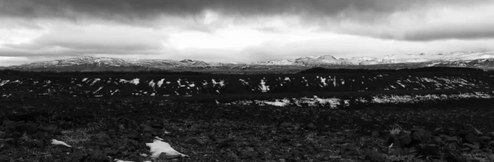 Panorama en noir et blanc d'une chaine de montagnes en Islande