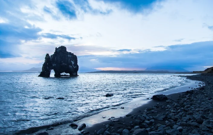 Photo du rocher Hvítserkur en Islande au lever du jour