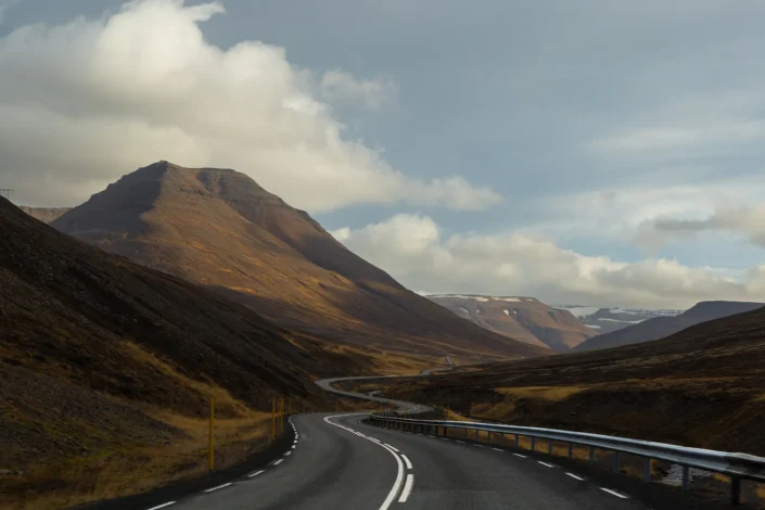 Photo d'une route serpentante de montagne en Islande