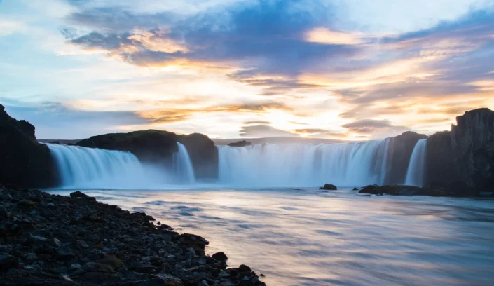 Photo de la cascade Goðafoss au coucher de soleil en Islande