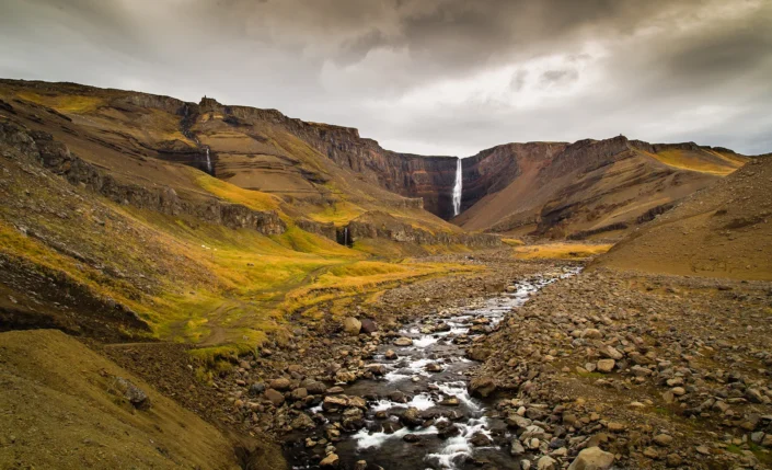 Photo de la cascade Hengifoss en Islande